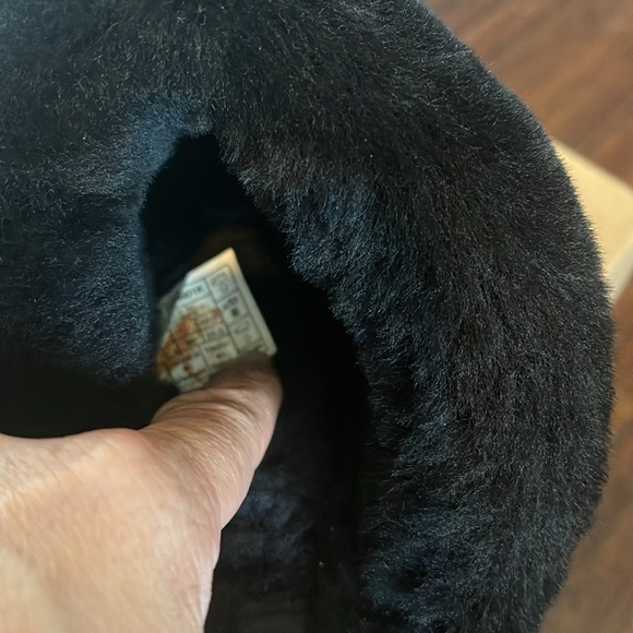 Ugg k cozy 11 gel hearts slipper BNIB Authentic size 6 but fits a size 7US - Picture 6 of 8